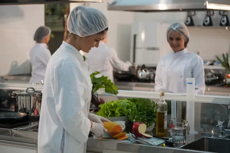 Nutricionista supervisionando a produção de alimentos com controle de pontos críticos