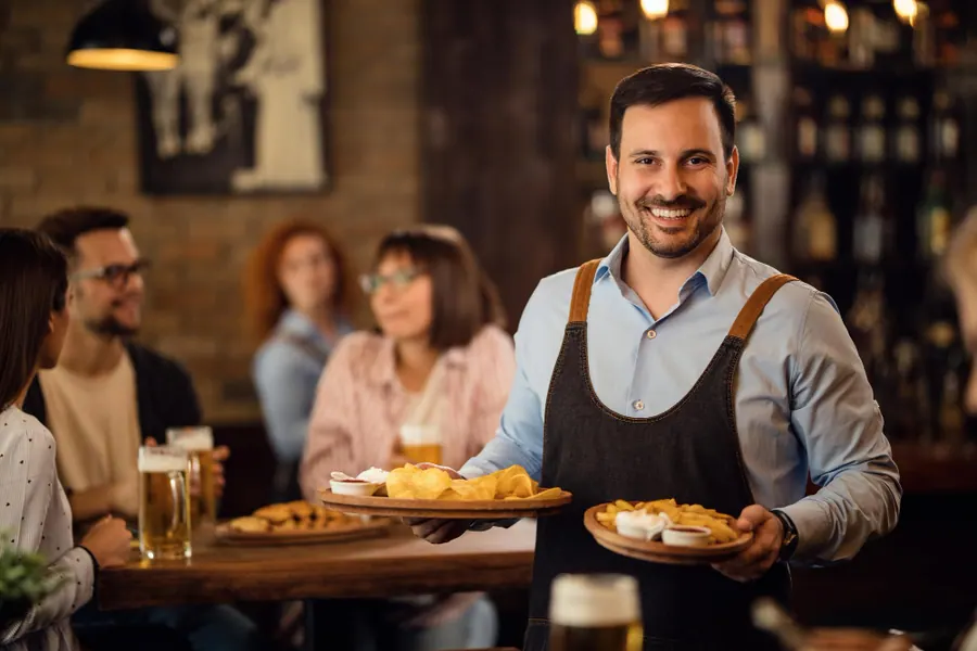 Nutricionista responsável técnica acompanhando a equipe de um restaurante